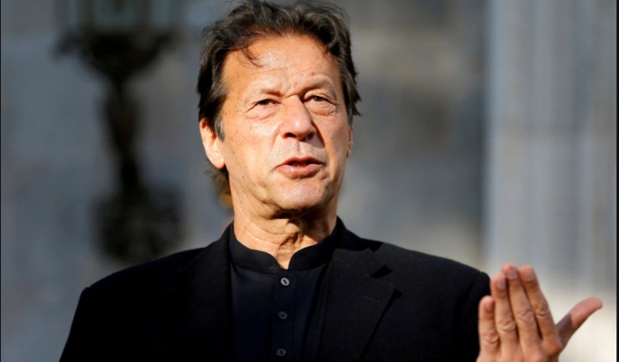 Kryeministri i Pakistanit fajëson veshjet e grave për rritjen e përdhunimeve