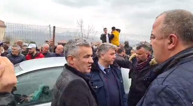 Xhelal Mziu dhe strukturat e PD bllokojnë një makinë në Maqellarë,akuza për blerje votash / VIDEO