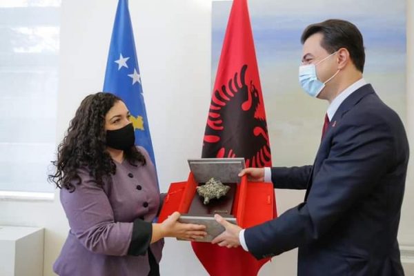 Basha uron Vjosa Osmanin: Unë dhe PD do jemi gjithnjë në krah të Kosovës