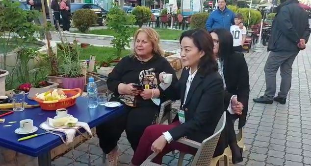 Video/ Ambasadorja Kim ulet për kafe me qytetarët në Elbasan