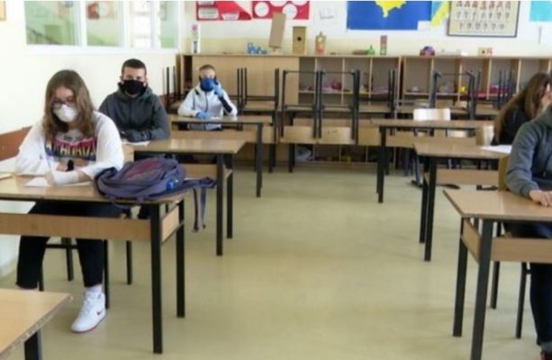 Qindra maturante kthehen në shkollat e Pogradecit