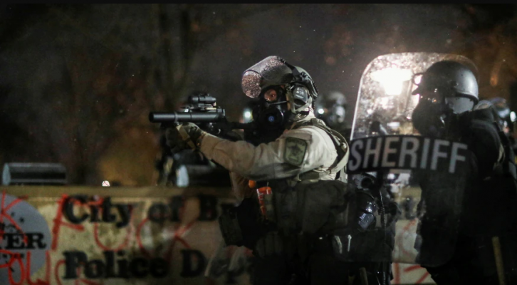 Protestat në SHBA/ Dorëheqja e policëve që vranë të riun nuk e qetëson situatën