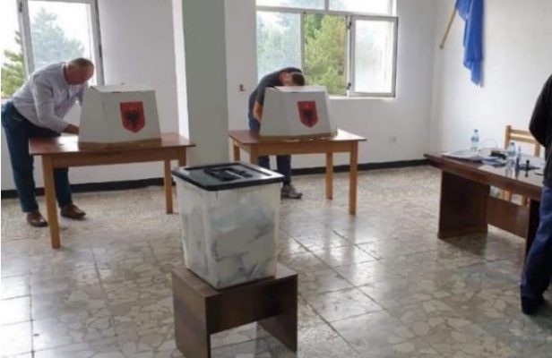 Konfliktohen fizikisht votuesit në Lekbibaj, bllokohet procesi