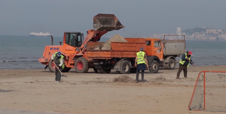 Durrësi përgatitet për sezonin, bashkia nis pastrimin e vijës bregdetare