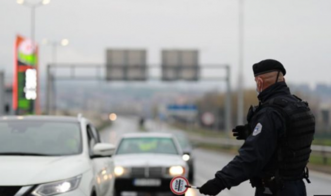 Kosova ashpërson masat anti-Covid/ Mbyllen lokalet dhe kthehet ora policore