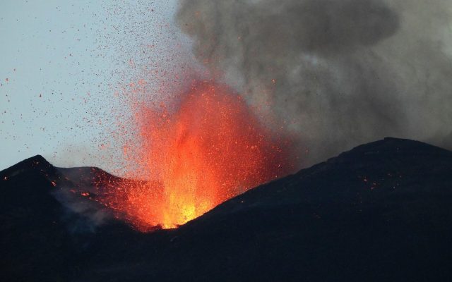 Shpërthen sërish vullkani më aktiv në Evropë, Etna dhuron spektakël