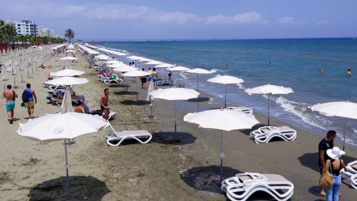 Greqia lehtëson masat për turizmin, rihapen bare dhe restorante