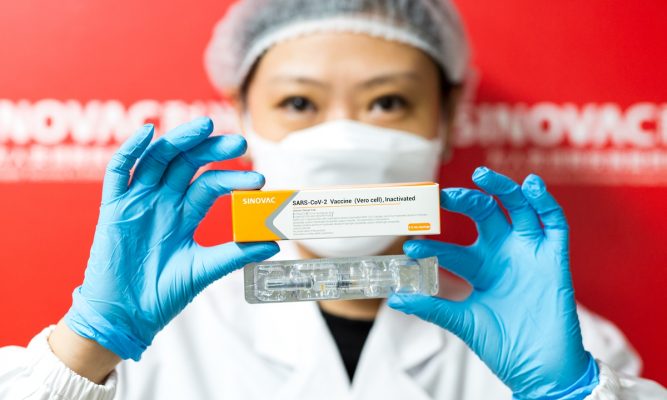 Vaksina kineze thyen barrierën, merr konfirmimin e OBSH për përdorim masiv