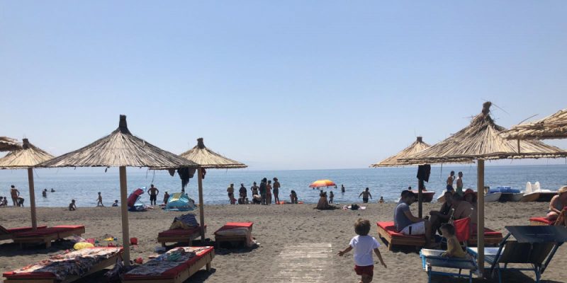 Kosovarët “mësyjnë” bregdetin/ Mijëra pushues kalojnë fundjavën në Shqipëri
