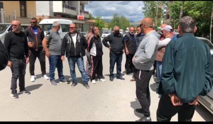 “Po gjobitemi me bukën e gojës”/ Protestë e shoferëve në Korçë