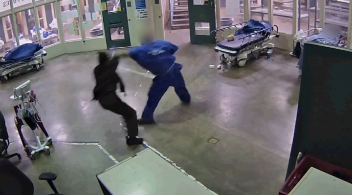 VIDEO/ Policja sulmohet me grushta nga një i burgosur
