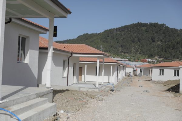 Rama dhe Veliaj inspektojnë lagjen e re me 20 shtëpi në Vaqarr, gati punimet për shkollën dhe qendrën komunitare