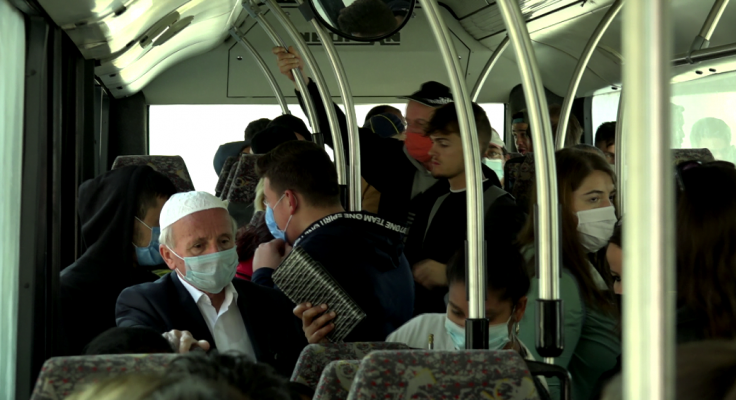 SKANDALI/ I riu i ‘ngul’ sytë vajzës dhe masturbohet në mes të autobusit