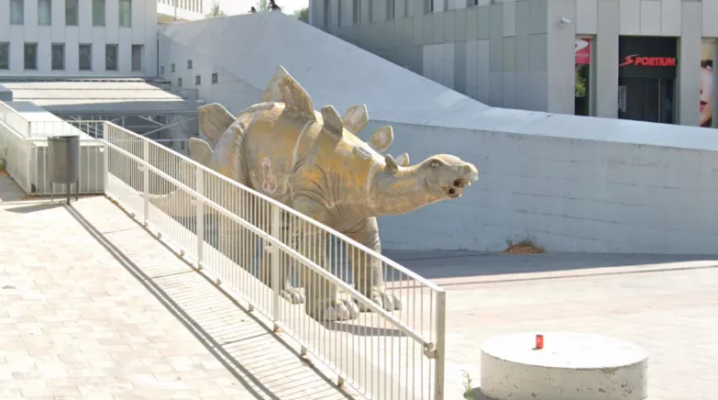 Gjendet një trup i pajetë brenda statujës së dinozaurit në Spanjë