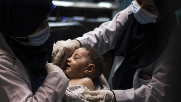 MREKULLI/ Foshnja nxirret e gjallë nga rrënojat në Gaza (Bombardimet i vranë familjen)