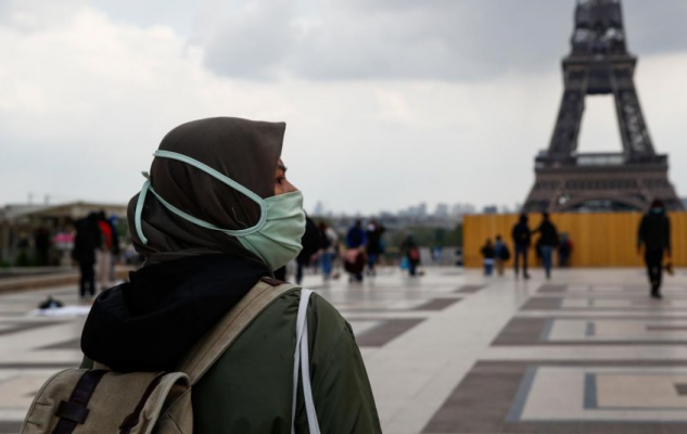 “Duart larg nga hixhabi im”/ Vajzat myslimane në Francë protestojnë kundër propozimit