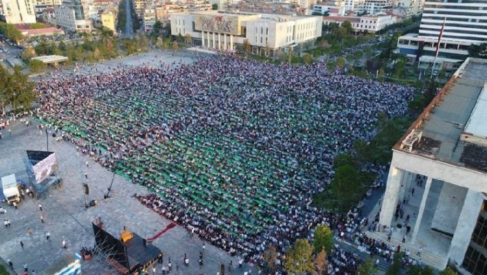 Myslimanët festojnë Fiter Bajramin, besimtarët mbushin Sheshin “Skenderbej”
