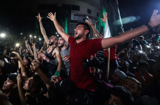 “Zoti është i madh”/ Palestinezët mbushin rrugët për të festuar armëpushimin