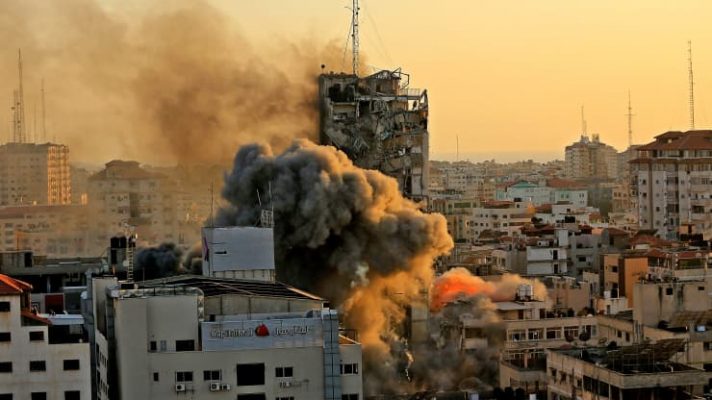 Tymi pushton zonën/ Momenti i frikshëm kur raketa izraelite rrënon godinën e “Al Jazeera” dhe “Associated Press”