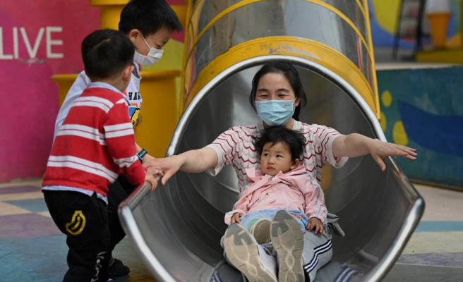 Kina lejon çiftet të kenë tre fëmijë