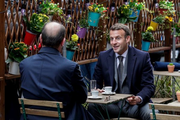 Macron ulet në kafe pas 6 muajsh