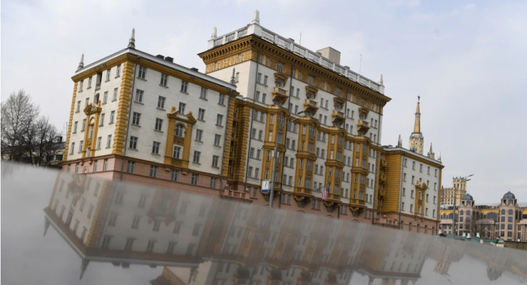 Ambasada amerikane në Moskë rikthen përkohësisht shërbimet