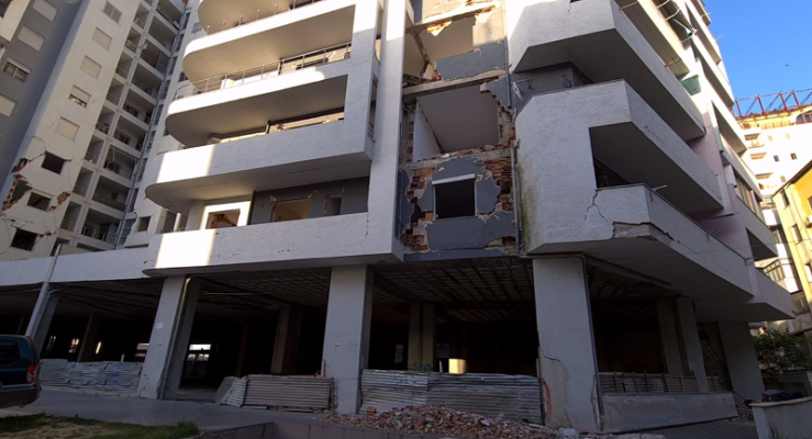 Pallati u dëmtua rëndë nga tërmeti/ 300 familje në hall, firma nuk pranon të ndërhyje