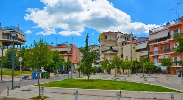 Nuk i reziston dot vajzës së re/ Burri masturbohet në mes të parkut