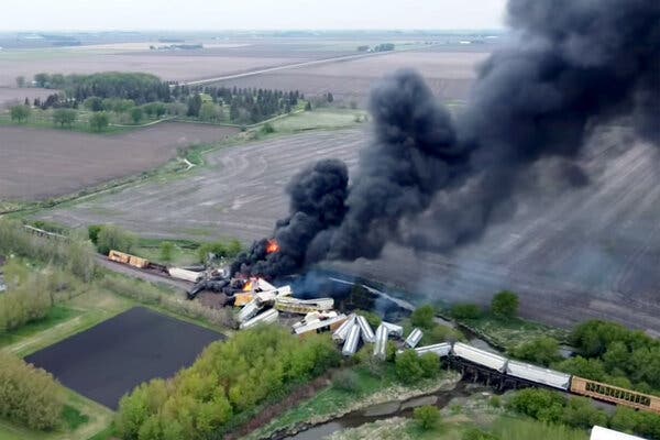 VIDEO/ Treni del nga shinat dhe shpërthen në flakë, evakuohen banorët