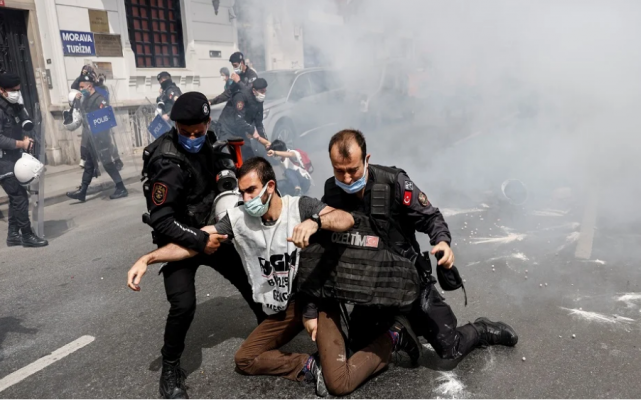 Protestuesit përleshen me policinë në Ditën e Punëtorëve, mbi 200 të arrestuar