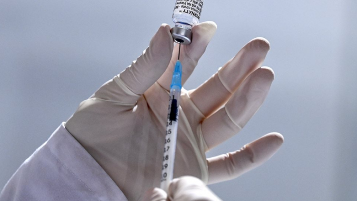 A na duhet një dozë e tretë vaksine? Flasin shkencëtarët britanikë