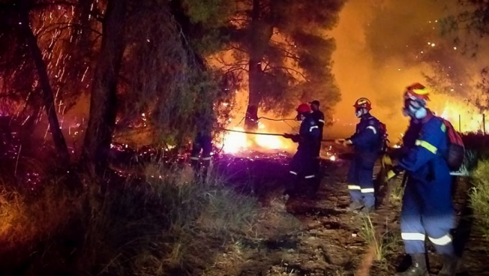 Panik në Greqi/ Zjarr i madh në një pyll, banorët kërkojnë ndihmë