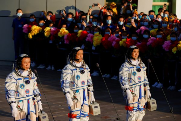 Kina dërgon astronautët në hapësirë