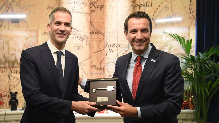 Veliaj i jep “Çelësin e Qytetit” homologut të Athinës: Lajm fantastik hapja e kufirit mes Shqipërisë dhe Greqisë