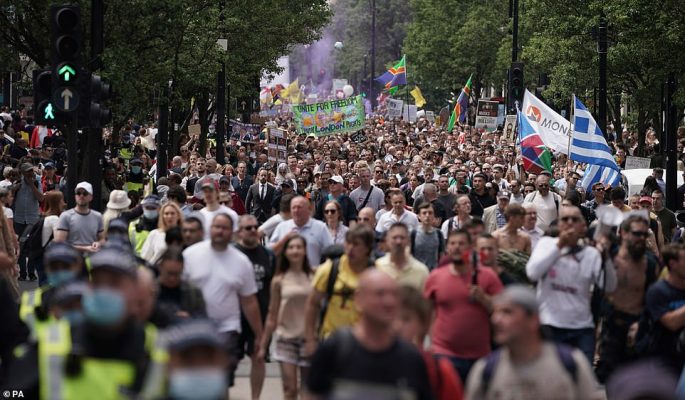 Anglezët dalin në rrugë, protesojnë kundër izolimit, kërkojnë arrestimin e ministrit