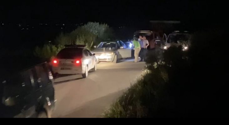 Sulmohet një çift brenda në makinë në Korçë
