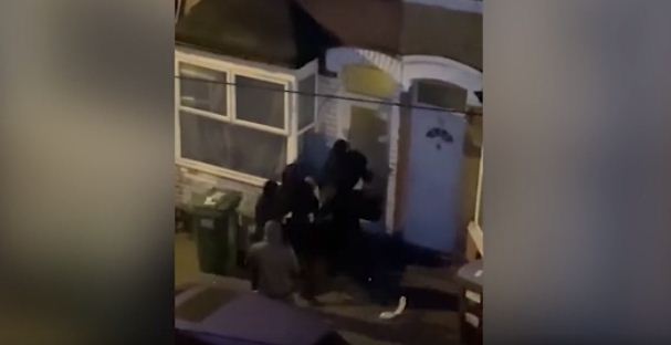 Pamje nga grabitja e një “shtëpie bari” në Britani, e pësojnë keq 10 anëtarët e bandës