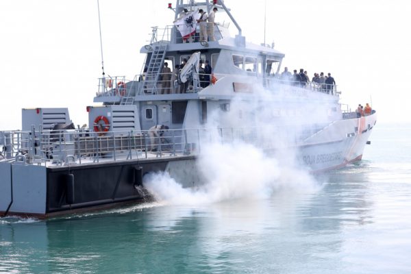 Defender 21/ Anija detare e SHBA shkarkon mijëra pajisje të rënda në Durrës