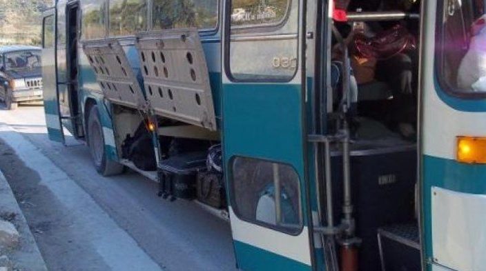 Tmerr në Elbasan/ Gruaja hidhet nga autobuzi dhe gjen vdekjen