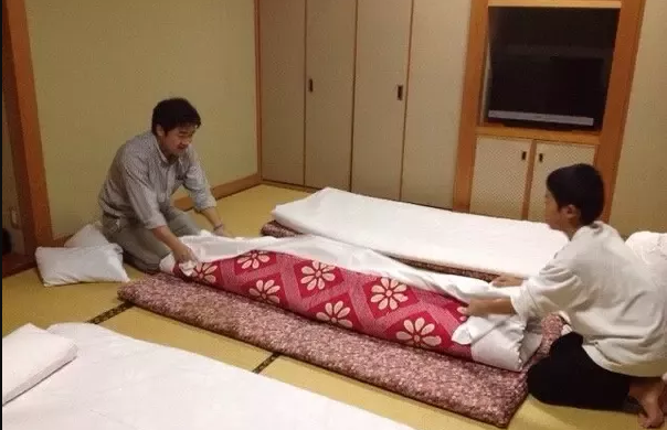 Arsyeja pse në Japoni preferojnë të flenë në tokë