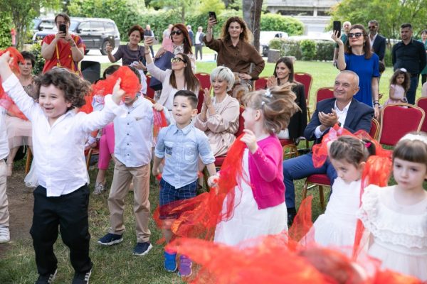 Meta organizon festë për fëmijët në oborrin e Presidencës