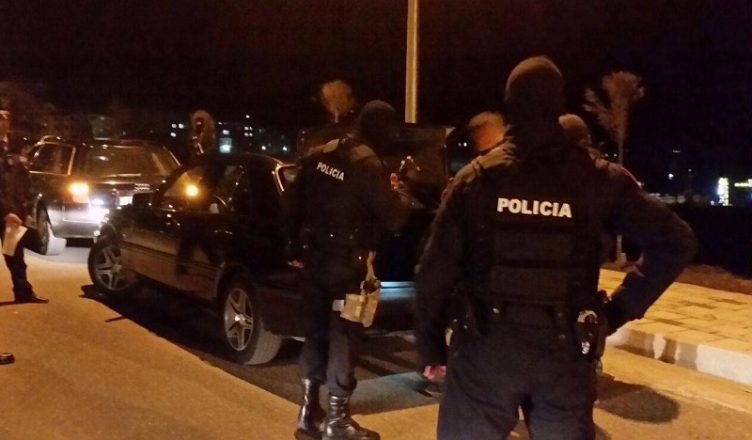 RENEA rrethon kompleksin e madh në Vlorë, shoqërohen 10 persona ...