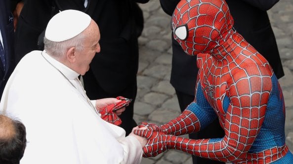 Spiderman-i takon Papën në Vatikan, kush fshihet pas maskës