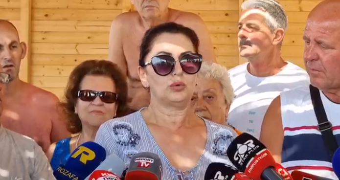 “Situatë e pafalshme…”/ Pushuesit nga Kosova protestojnë në Velipojë, ja arsyeja