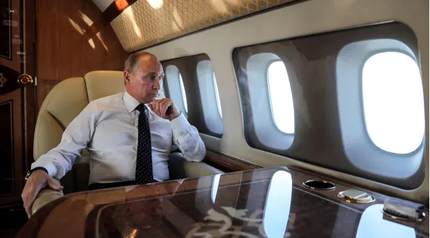 Tavolinë ari, dhoma gjumi e palestër/ Brenda avionit luksoz të Putin, me të cilin fluturoi drejt Zvicrës