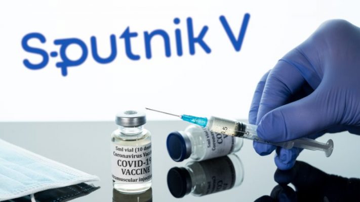 Serbia fillon prodhimin e vaksinës Sputnik-V, Vuçiç e ndan gëzimin me Putin