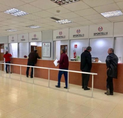 “Skandali, Deputeti i PS nuk lejon drejtoreshën e Hipotekës të hyjë në zyrë”