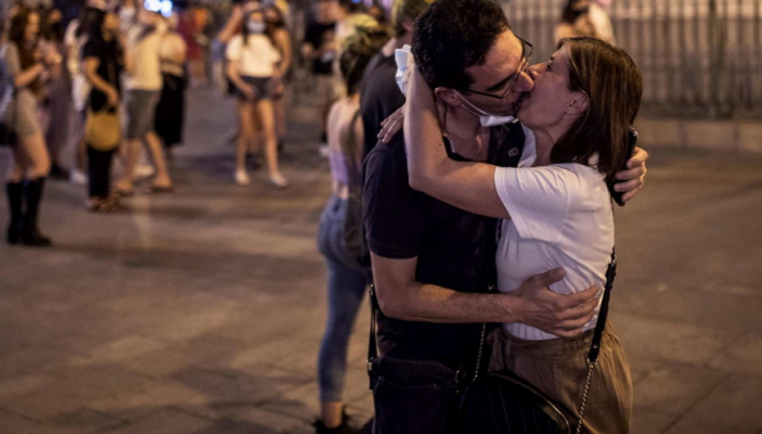Spanjollët heqin maskat dhe puthen të lirë në rrugë