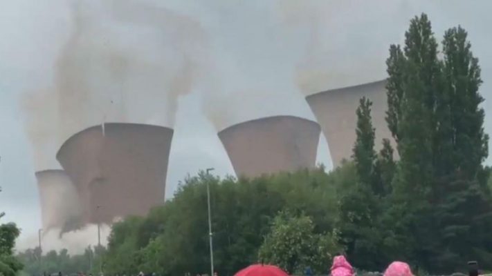 Kullat e centralit bërthamor shemben me shpërthim të kontrolluar, tmerrohen futbollistët