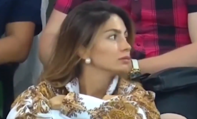 Tifozja ruse “lë me gojë hapur” komentatorin, i këndon gjatë transmentimit